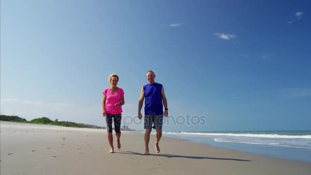 Casal desfrutando de atividade fitness — Vídeo de Stock