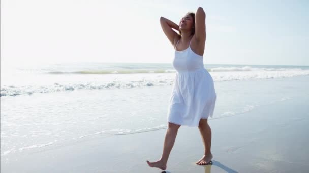 Mujer disfrutando del verano en una playa — Vídeo de stock