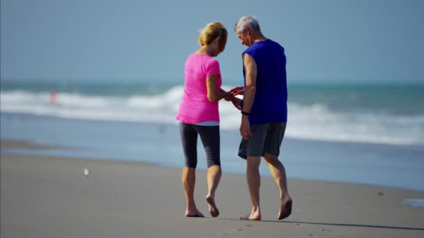 Couple walking by the sea — Stock Video