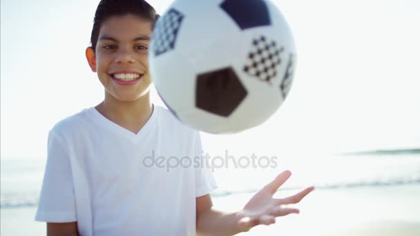 Menino brincando com bola — Vídeo de Stock