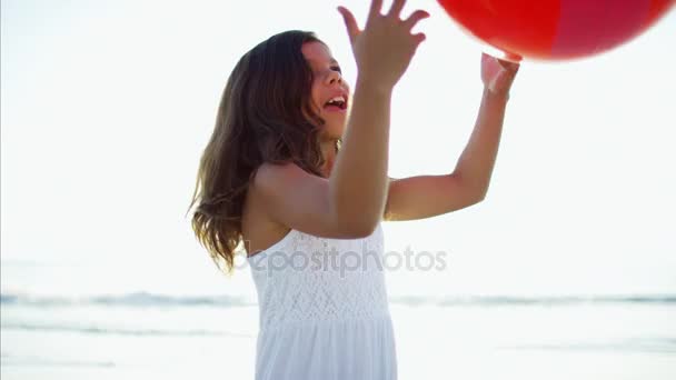 Menina jogando com bola — Vídeo de Stock