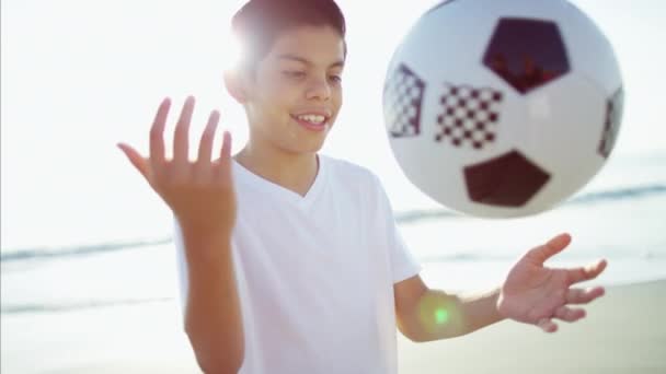 Мальчик играет с мячом — стоковое видео