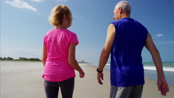 Pareja caminando en la playa — Vídeos de Stock