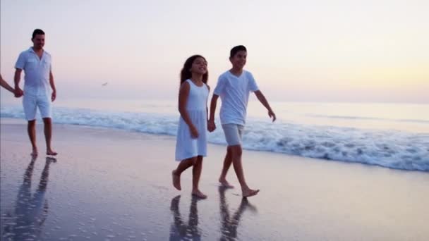 Familia caminando por la playa — Vídeos de Stock