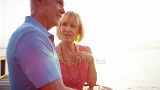 Pareja relajándose en el muelle — Vídeo de stock