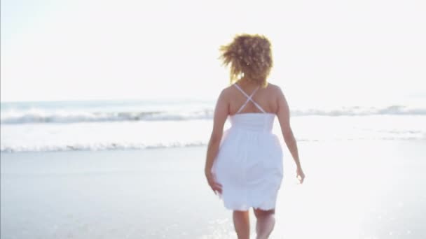 Mujer corriendo en la playa — Vídeos de Stock