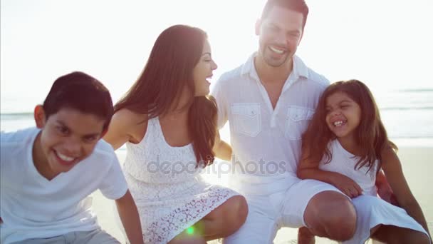 Οικογένεια απολαμβάνει το καλοκαίρι στην παραλία — Αρχείο Βίντεο