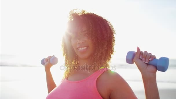Female using toning weights — Stock Video