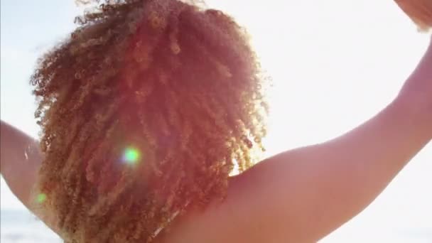 女性在心太阳镜 — 图库视频影像