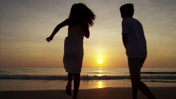 Família aproveitando o tempo na praia — Vídeo de Stock