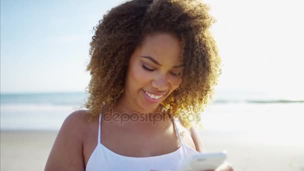 Mensagens femininas com telefone inteligente — Vídeo de Stock