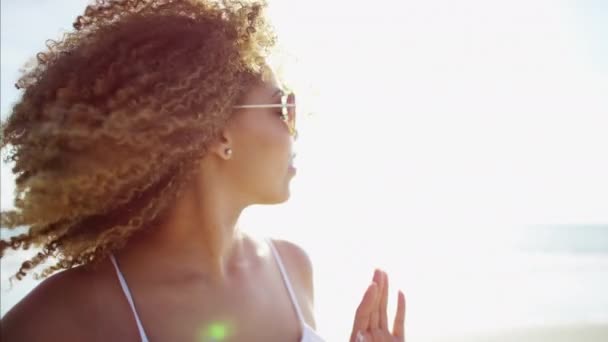 Mujer relajada en la playa — Vídeo de stock