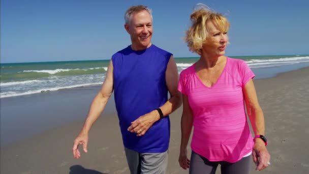 Pareja mantenerse en forma en la playa — Vídeos de Stock