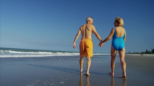 Пара розважається на пляжі — стокове відео