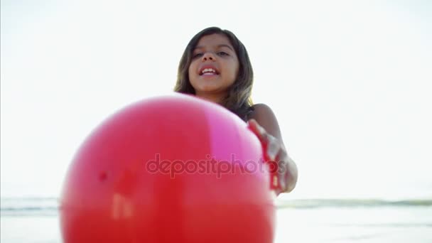 Fille avoir amusant avec ballon — Video