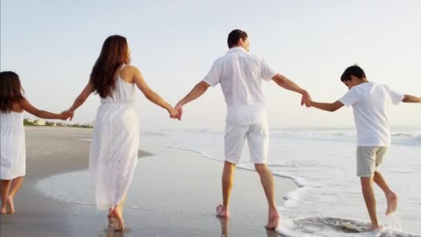 Familjen har kul på stranden — Stockvideo