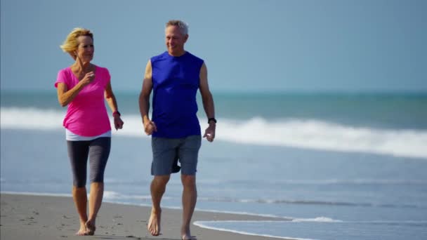 Paar hält sich am Strand fit — Stockvideo