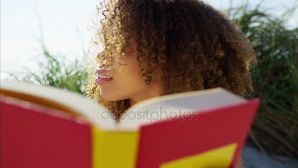 Mujer leyendo un libro — Vídeos de Stock