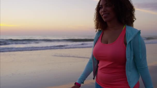Женщина делает упражнения — стоковое видео