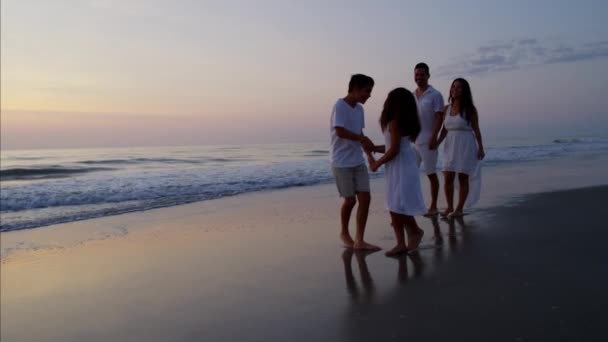 Padres disfrutando del tiempo con niños — Vídeo de stock