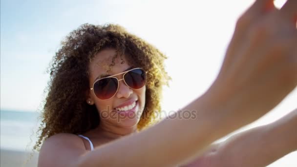 Fêmea tirando uma foto selfie — Vídeo de Stock