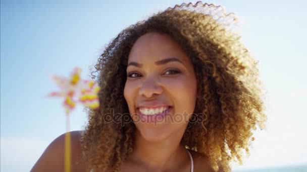 Fêmea com um moinho de vento para se divertir — Vídeo de Stock