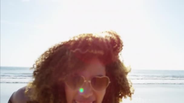 Női szórakozás a strandon — Stock videók