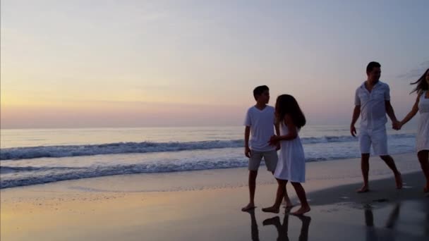 Familie geht am Strand spazieren — Stockvideo