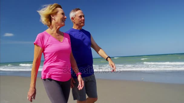 Casal mantendo em forma na praia — Vídeo de Stock