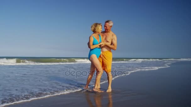 Paar dansen op het strand — Stockvideo