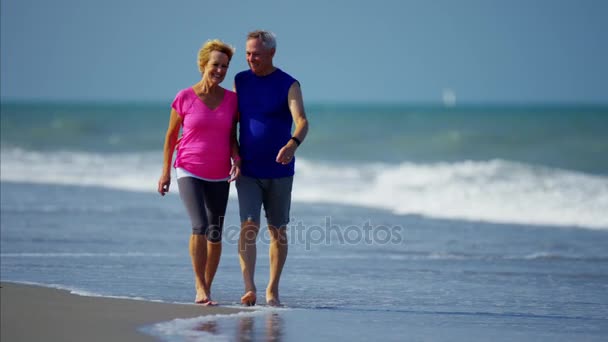 Casal mantendo em forma na praia — Vídeo de Stock