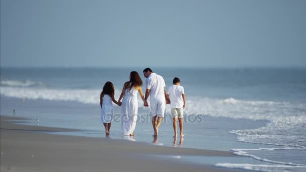 Famiglia trascorrere del tempo in riva al mare — Video Stock