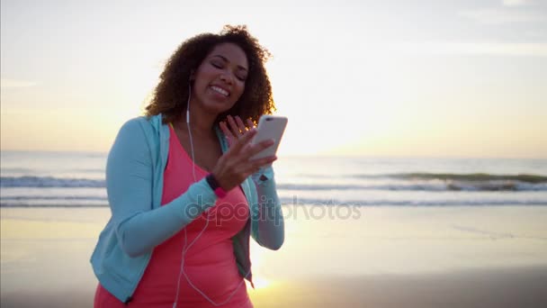Frau macht Selfie-Foto — Stockvideo