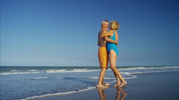 Pareja bailando en la playa — Vídeo de stock