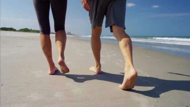 Pár procházky na pláži — Stock video