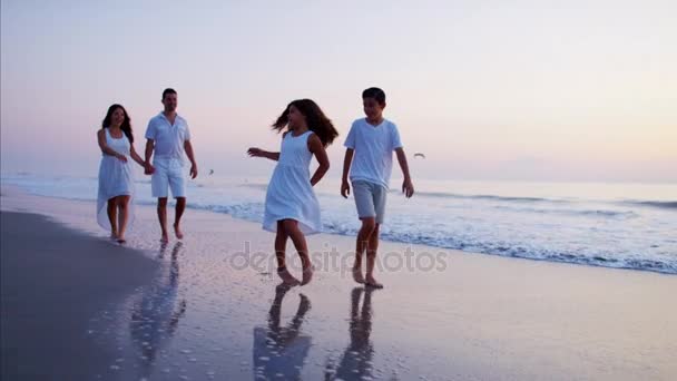 Семья наслаждается отдыхом на пляже — стоковое видео