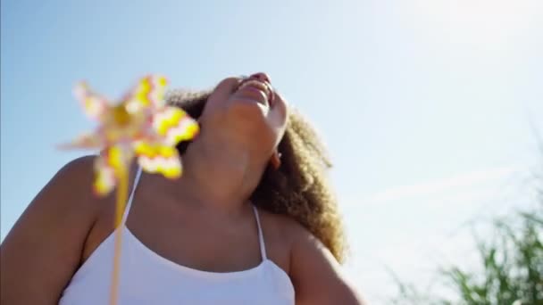 Mujer disfrutando del verano en la playa — Vídeos de Stock