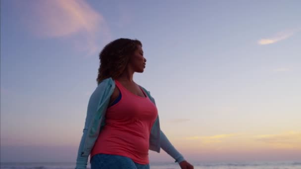 Mujer haciendo fitness con un teléfono inteligente — Vídeo de stock