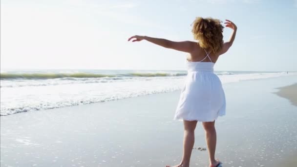 Mujer disfrutando del verano — Vídeos de Stock