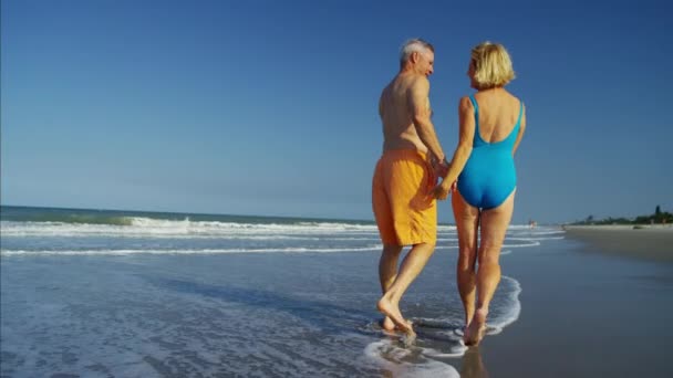 Пара отдыхает на пляже — стоковое видео