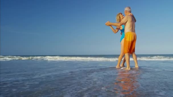 Senioren dansen op strand — Stockvideo