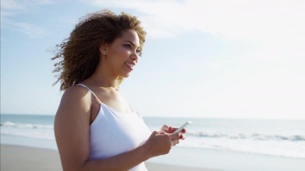 Mujer caminando por la playa — Vídeo de stock