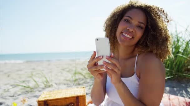 Hembra usando smartphone — Vídeo de stock