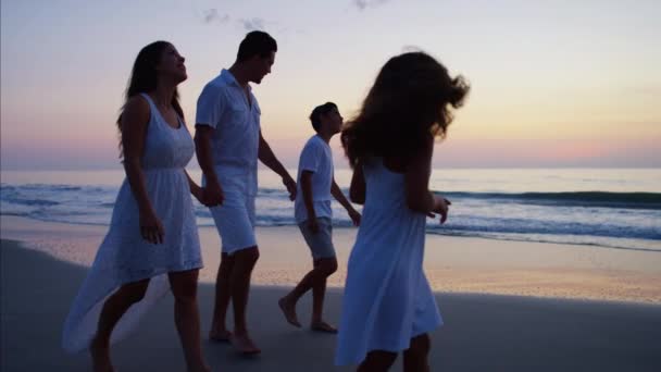 Família desfrutando de férias na praia — Vídeo de Stock