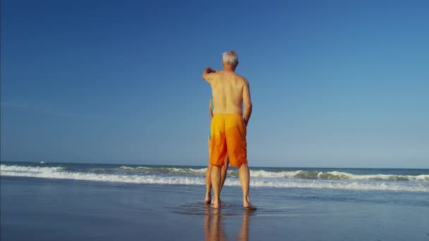 Senioren dansen op strand — Stockvideo