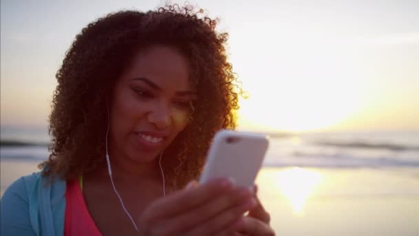 스마트 휴대 전화를 사용 하 여 여성 — 비디오