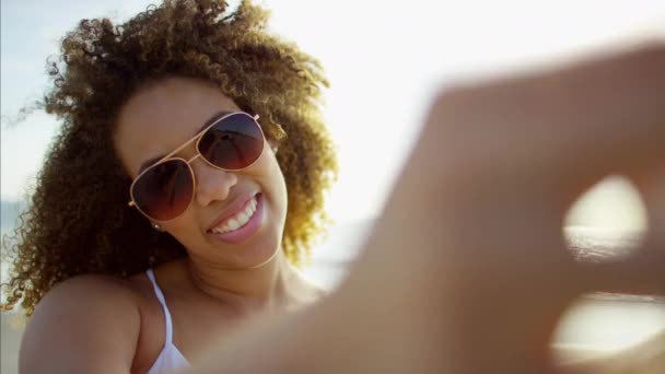 Feminino vestindo óculos de sol coração — Vídeo de Stock