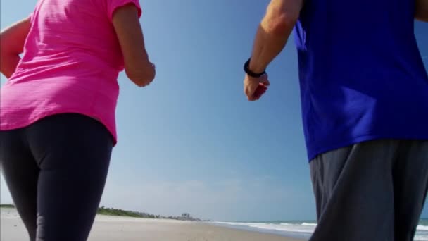 Par jogging på stranden — Stockvideo