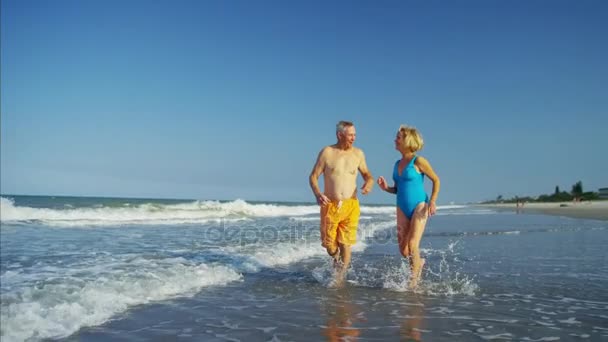 Paar die plezier hebben op het strand — Stockvideo