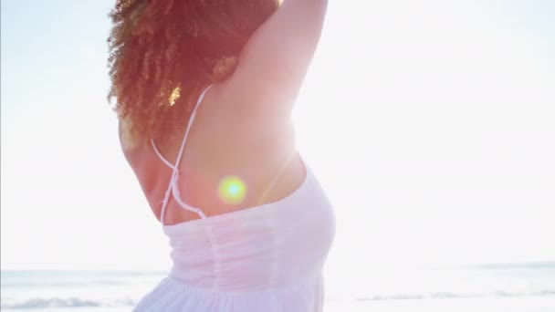 Жінка в сонячному одязі на пляжі — стокове відео